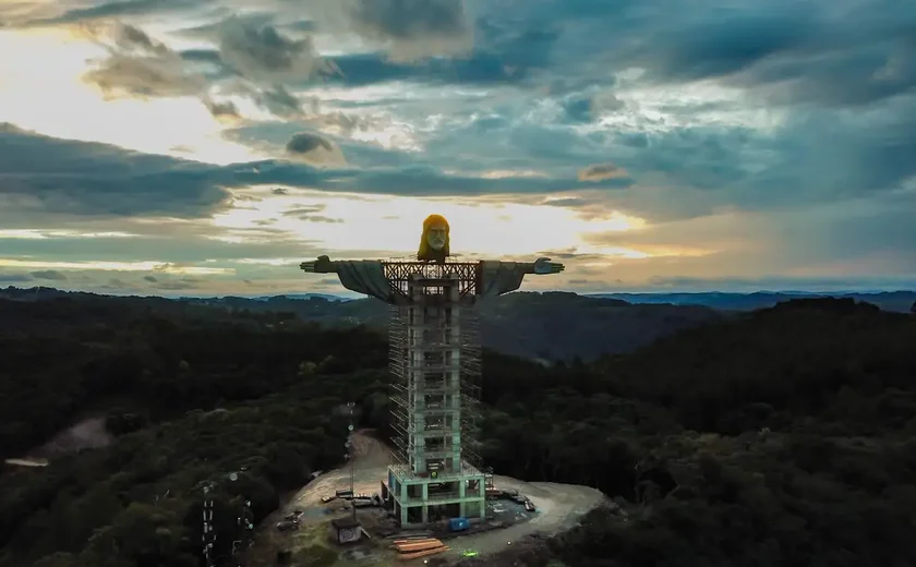 Como é a estátua de Encantado que tem altura maior do que a do Cristo Redentor do Rio?