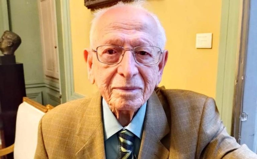'Astro pop' da linguística, Evanildo Bechara adia aposentadoria aos 95 anos e reedita clássicos que formaram gerações de professores