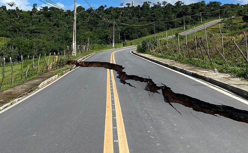 'Ladeira da Morte' tem rachaduras e via em São Miguel dos Campos é interditada