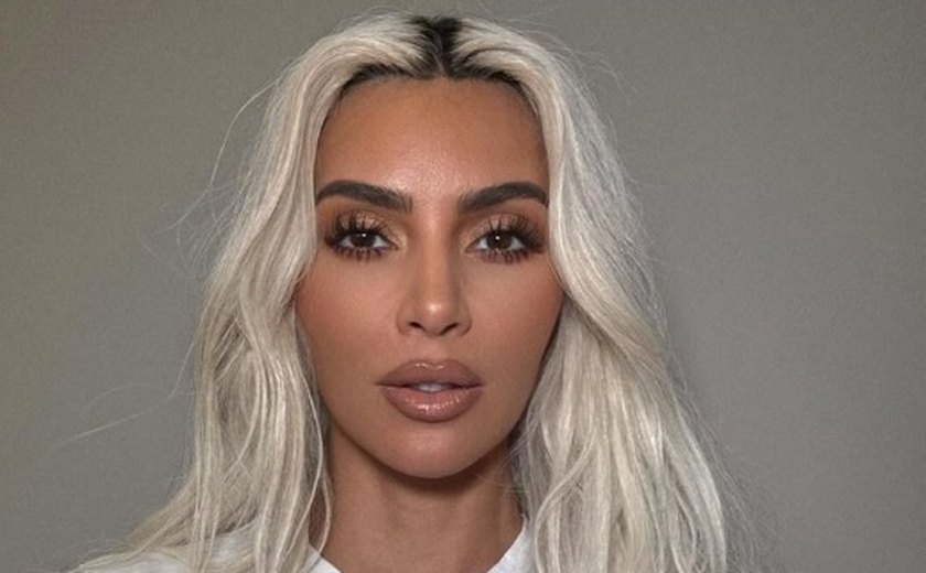 'Trabalhar para ter uma igual’: Kim Kardashiam impressiona seguidores com geladeira gigantesca dentro de casa