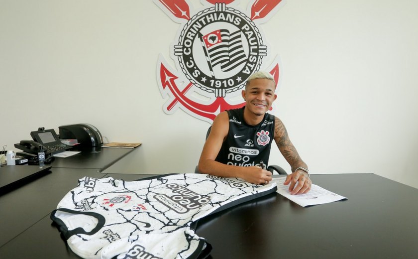 Adson estende vínculo com Corinthians por mais um ano, até o fim de 2024