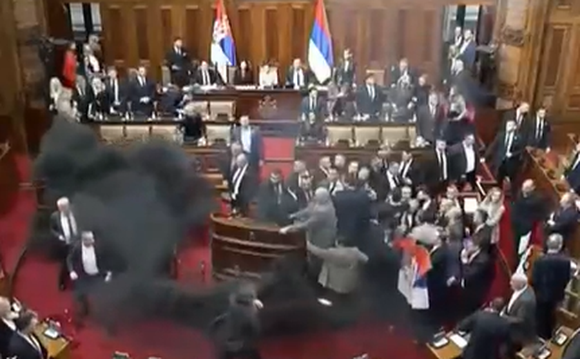Sérvia: bombas de fumaça e sinalizadores ferem parlamentares dentro do parlamento