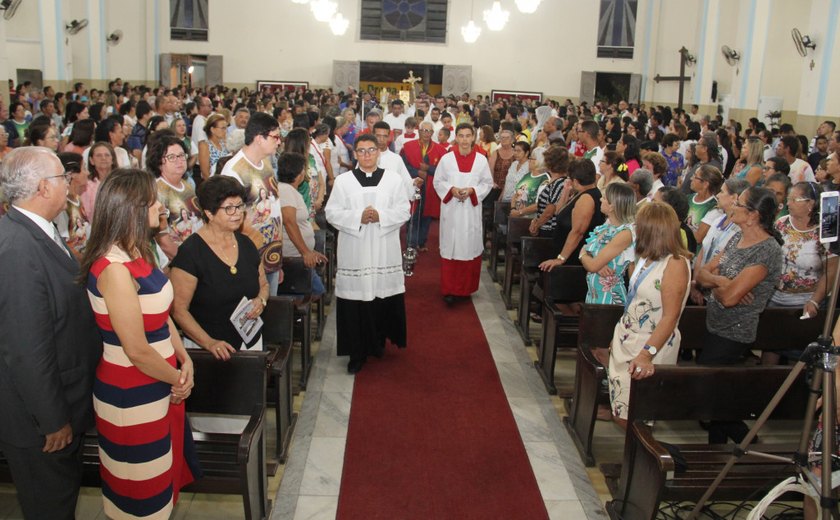 Fiéis celebram missa de abertura da Festa da Padroeira de Arapiraca