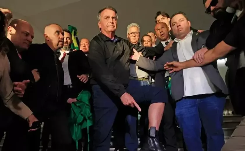 Bolsonaro desiste de ir à Câmara em meio a rumores de prisão