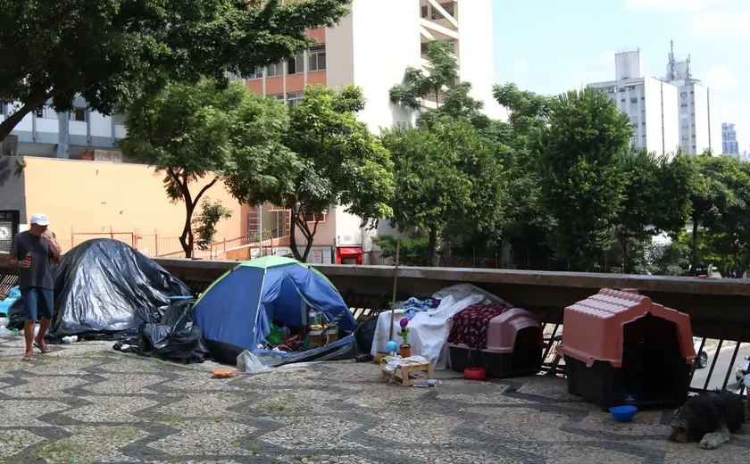Quase 200 mil pessoas vivem em domicílios improvisados, mostra Censo