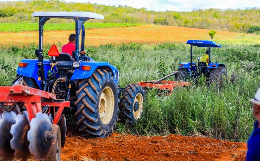 Terra Pronta avança para 7 mil tarefas e já beneficia mais de 900 agricultores familiares em Arapiraca