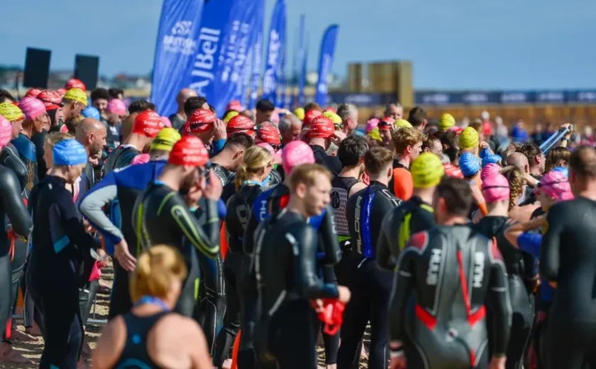 Dezenas de nadadores passam mal após prova de triatlo em mar da Inglaterra