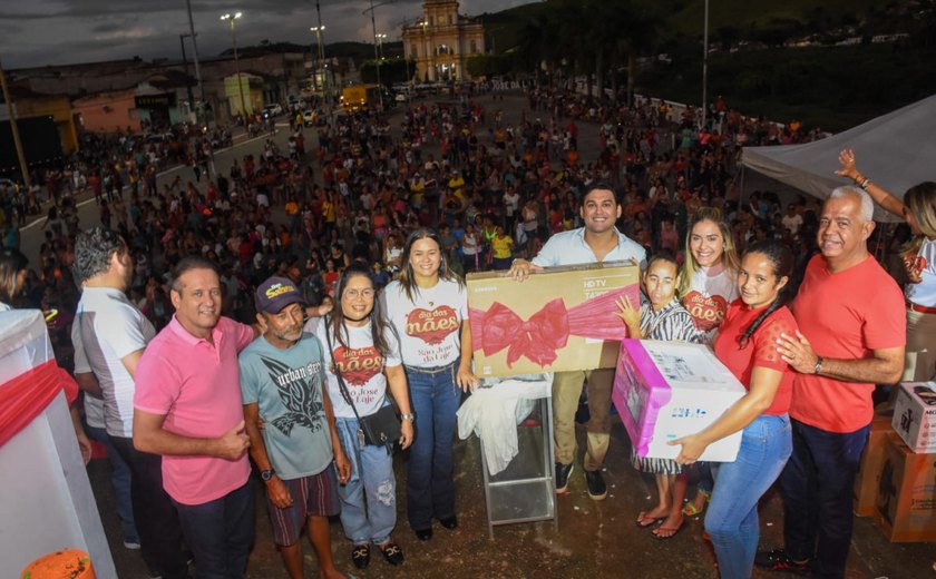 Prefeita Angela Vanessa entrega centenas de prêmios na festa do Dia das Mães em São José da Laje