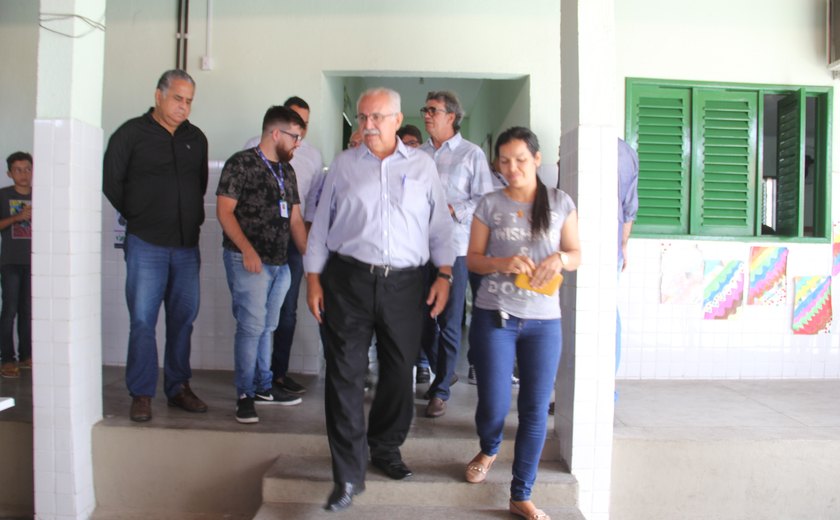 Prefeito realiza visita técnica à Escola Jayme de Altavilla, após reforma