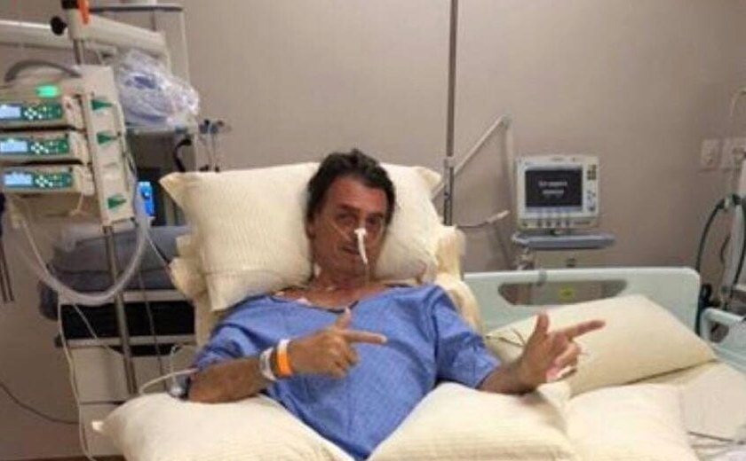 Em foto no hospital, Bolsonaro simula armas nas mãos