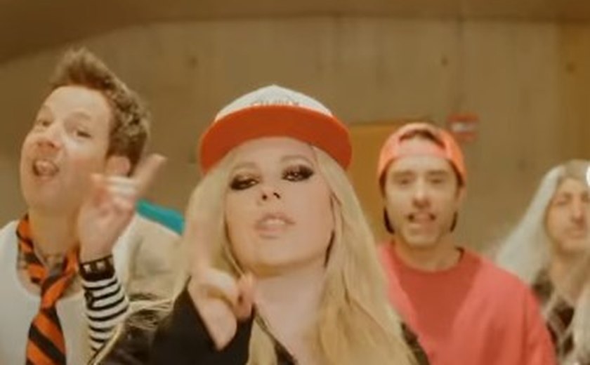 Ícones do Emo, Avril Lavigne e Simple Plan lançam Young & Dumb