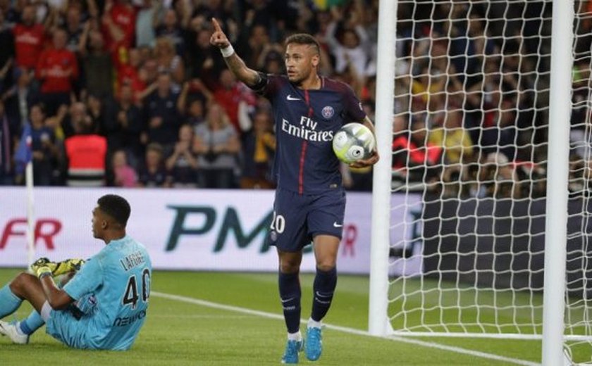 Neymar faz dois e se emociona em homenagem em primeiro jogo em casa no PSG
