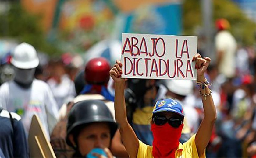 Ditadura da Venezuela parte corações com casais se separando para fugir do país