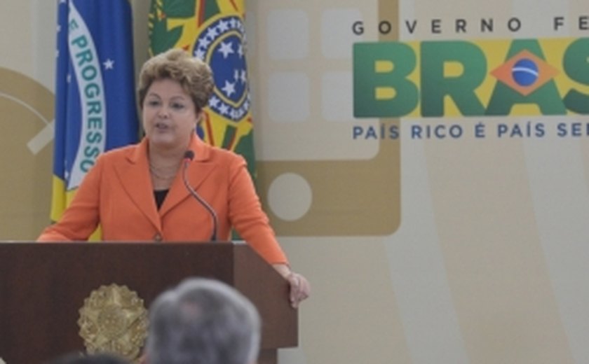 Pelo Twitter, Dilma confirma salário mínimo de R$ 724