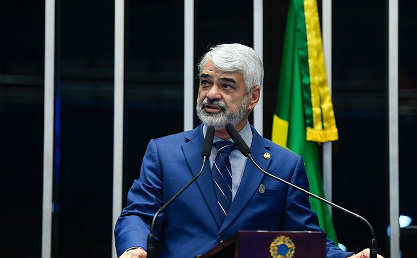 Humberto Costa presta contas de missão oficial em defesa da democracia