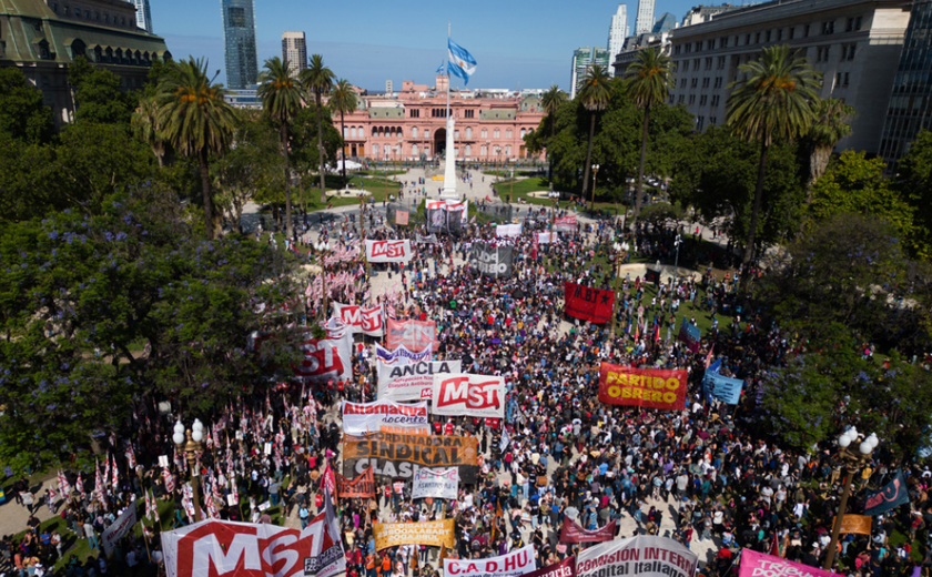 Nova onda de demissões de servidores provoca protestos e greve na Argentina
