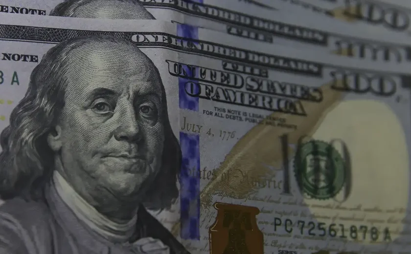 Dólar cai para R$ 5,63 com espera de medidas alternativas ao IOF