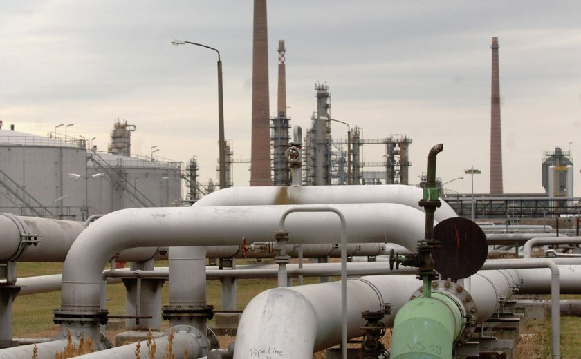 Oleoduto que abastece Hungria com petróleo russo é reativado após ataque de Kiev