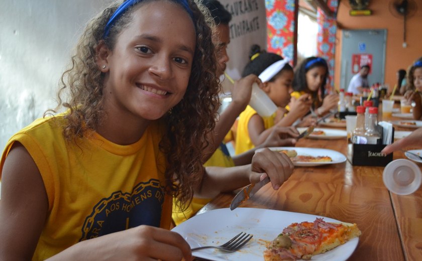 Restaurantes de Maceió promovem alimentação gratuita para crianças e adolescentes