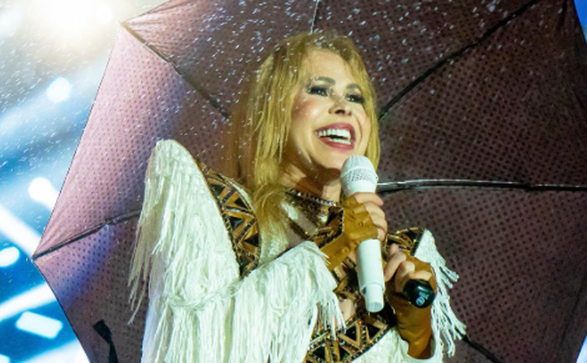 Joelma tira microfone de fã à força após ser criticada em show