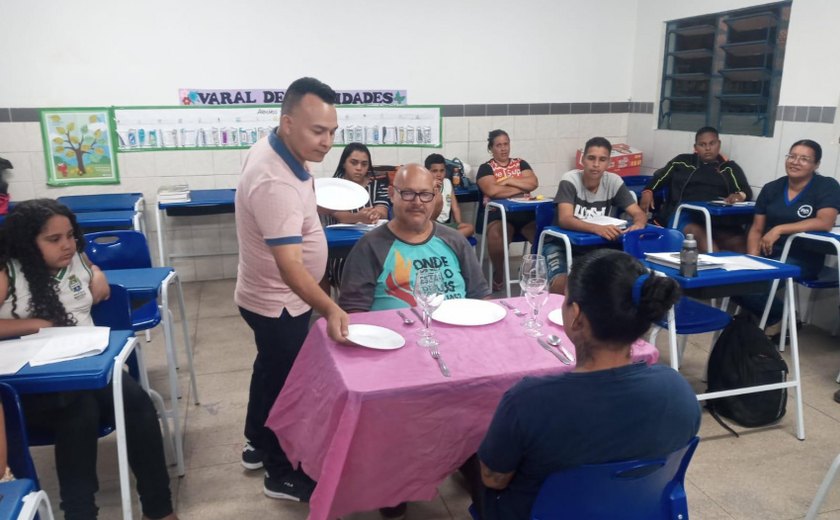 Estudantes participam de cursos profissionalizantes na Escola Selma Bandeira, no Benedito Bentes