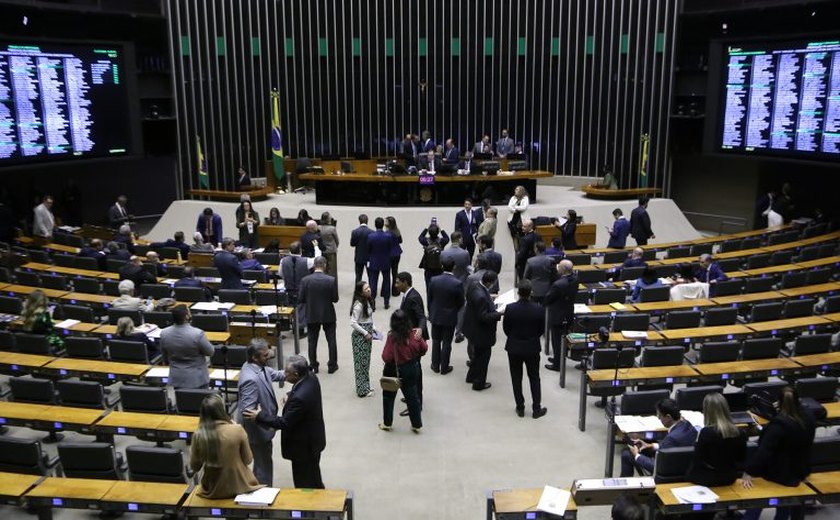 Deputados são contra fim da jornada 6x1 e concordam em subir faixa de isenção do IR, diz Quaest
