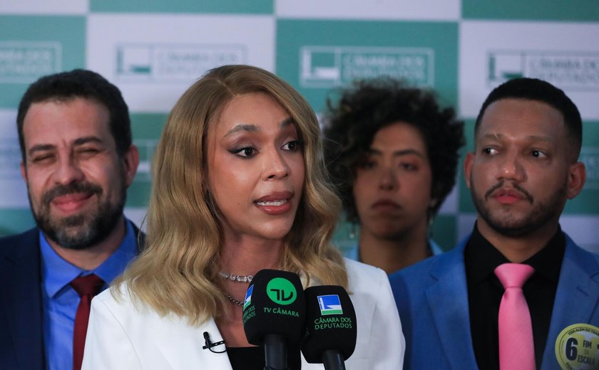 Erika Hilton, do PSOL, protocola PEC contra escala 6x1; documento conta com 234 assinaturas