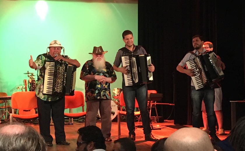 Bruxo à solta: Hermeto Pascoal conversa com músicos e recebe homenagens em Arapiraca
