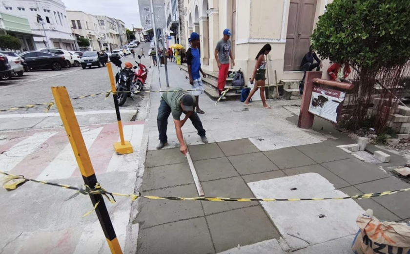 Calçadão ao lado do Theatro Sete de Setembro recebe melhorias na rede de esgoto
