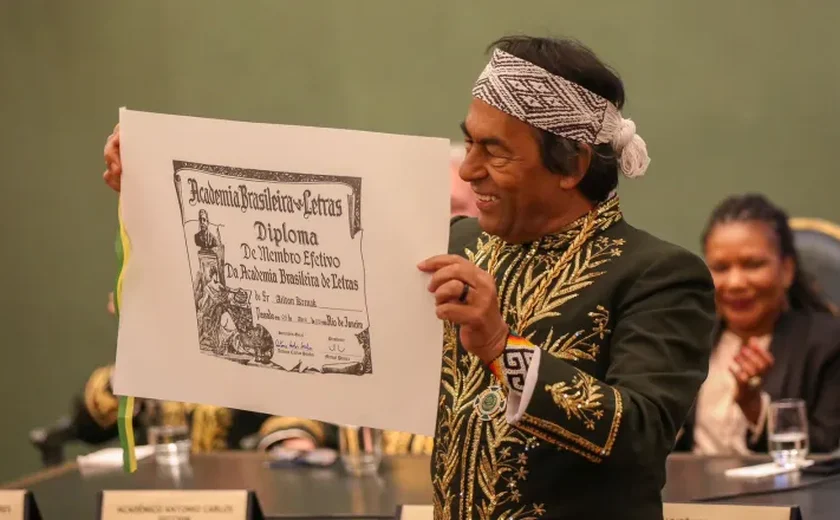 Ailton Krenak toma posse em noite histórica na ABL: 'Eu não sou mais do que 1, mas posso invocar os 305 povos indígenas'