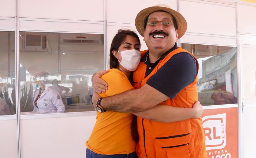 Prefeito Gilberto Gonçalves anuncia vacinação para jovens com 18 anos ou mais em Rio Largo
