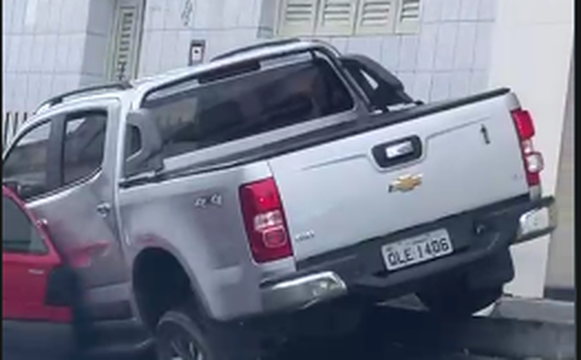 Caminhonete sobe calçada após motorista perder controle da direção em Arapiraca