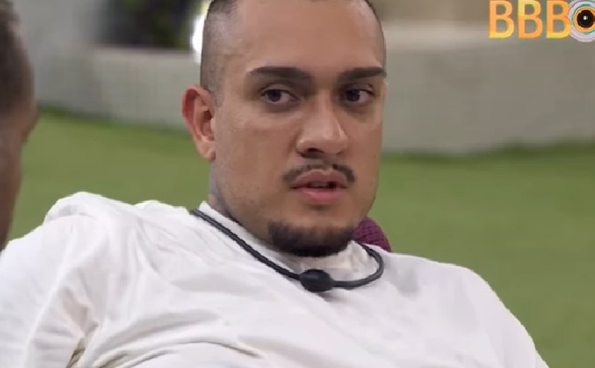 BBB 24: madrugada tem discussão sobre colcha, Davi ironizando Wanessa e MC Bin Laden pensativo