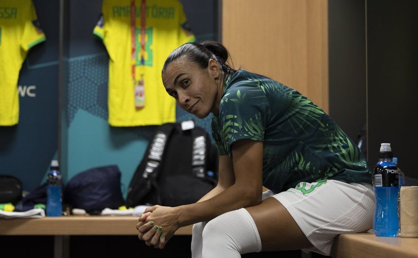 'Jamais deixarei de lutar pelo futebol feminino', diz Marta após eliminação do Brasil na Copa