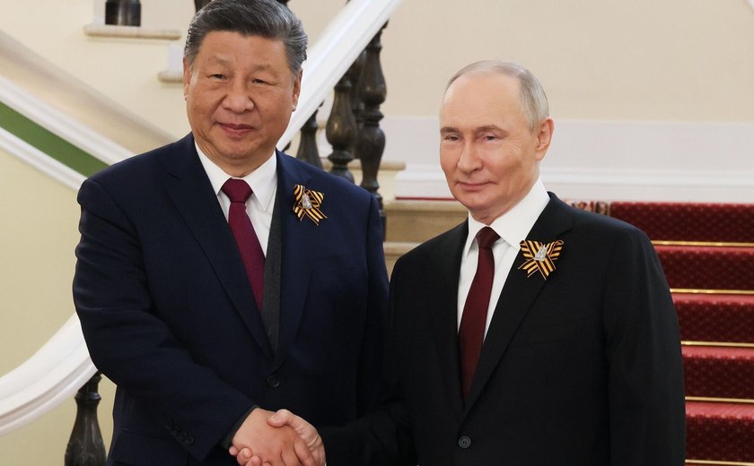 Xi Jinping e Vladimir Putin realizam conversa telefônica, informa Televisão Central da China
