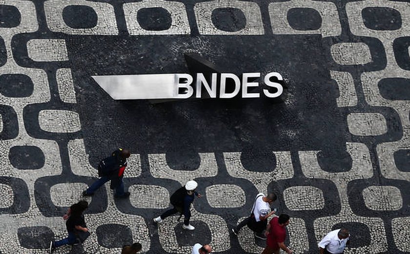 BNDES estuda três projetos sobre risco cambial, diz presidente