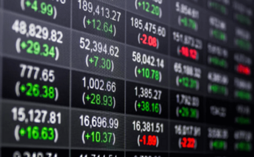 Sem forças, Ibovespa cai com NY e de olho em adiamento de programa econômico