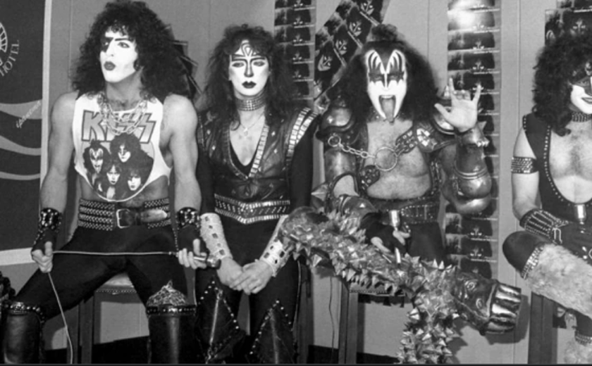 Primeira turnê do Kiss no Brasil fascinou geração 80 com lendas absurdas