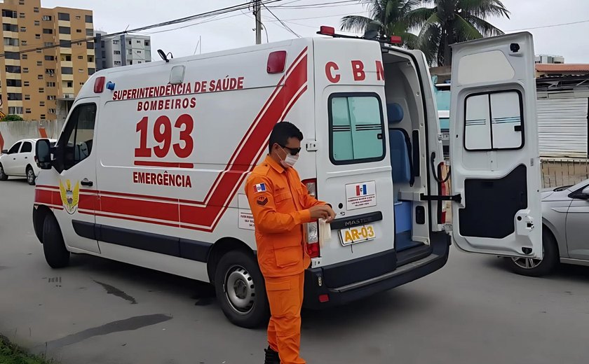 Bombeiros resgatam torcedor que caiu em fosso do Estádio Rei Pelé