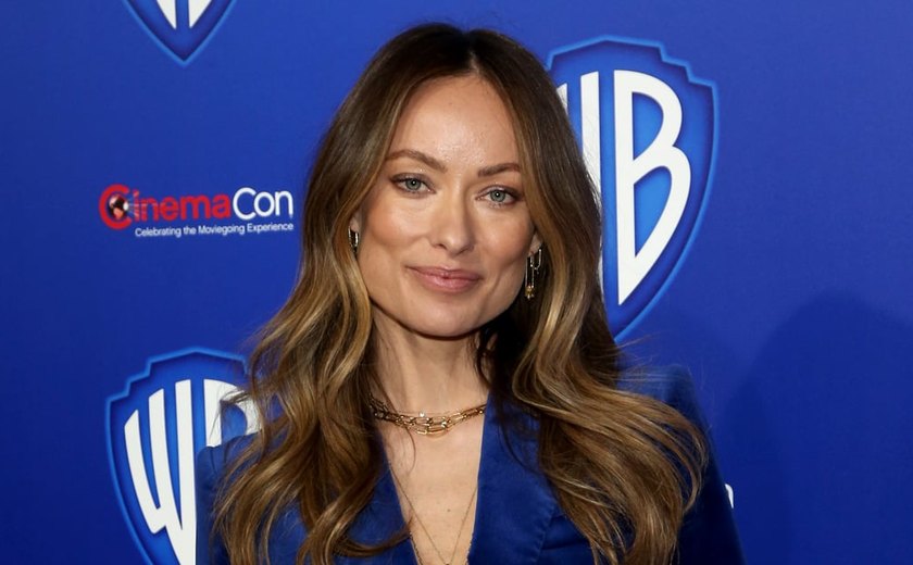 Olivia Wilde recebe documentos da custódia dos filhos no palco da CinemaCon