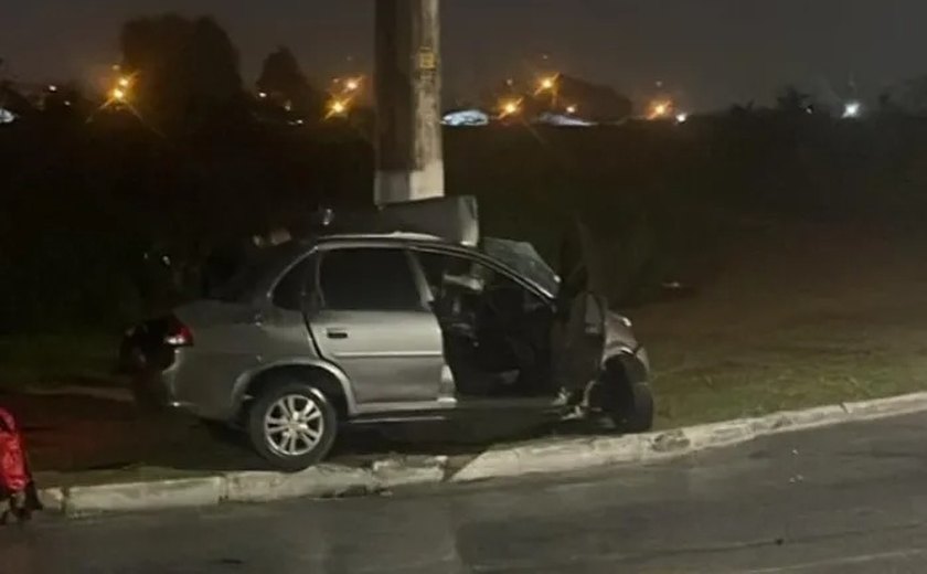 Jovem morre após colidir com poste em avenida de Maceió