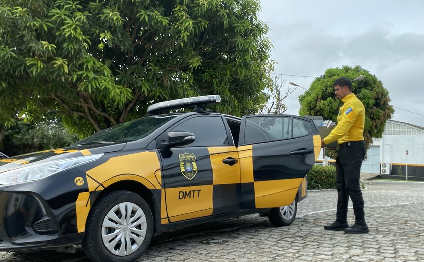 DMTT realiza entrega domiciliar de placas perdidas durante as chuvas em Maceió