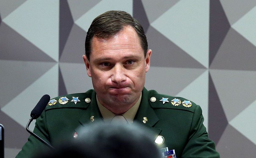Mauro Cid e o pai prestam depoimento à PF nesta terça