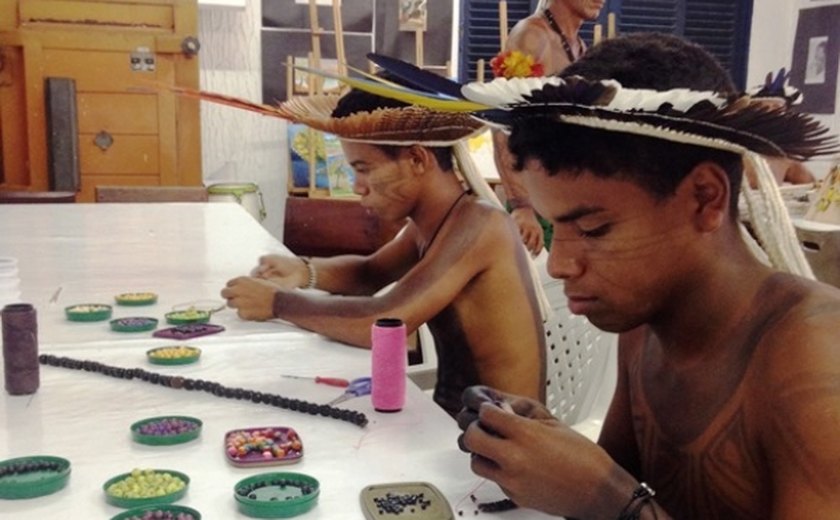 Secult oferece oficina de artesanato indígena para alunos do Cenarte