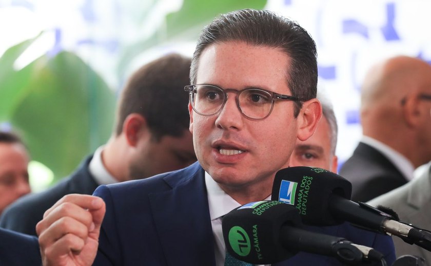 Hugo Motta envia à CCJ decisão do STF para cassar mandato de Zambelli