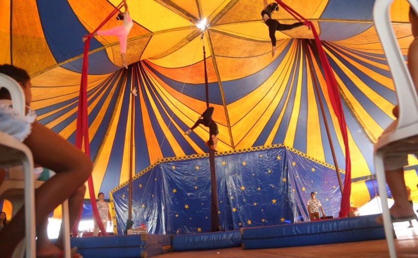 Alunos da Escola de Circo emocionam público em espetáculo especial