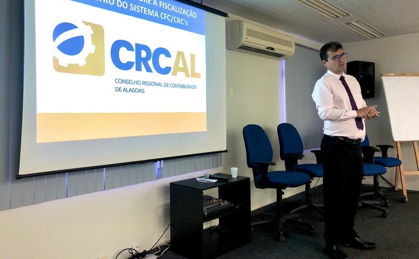 Bacharéis em ciências contábeis prestam exame para habilitação profissional neste domingo (15)