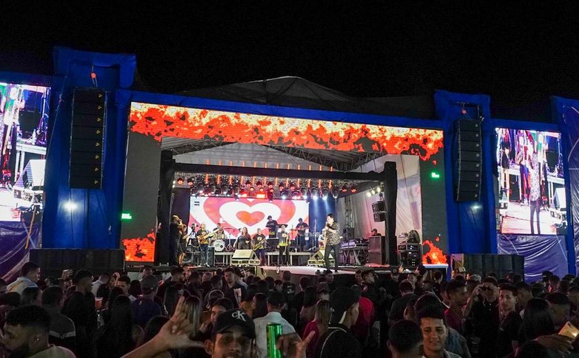 Público prestigia Noite do Brega e lota Praça Beira Rio em Traipu