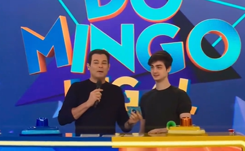 Celso Portiolli apresenta trecho do 'Domingo Legal' ao lado do filho, Pedro