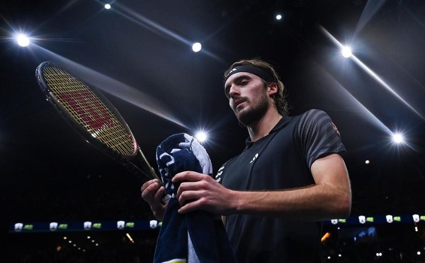 Tsitsipas abandona no início do jogo, deixa ATP Finals e mantém Rune na briga por classificação